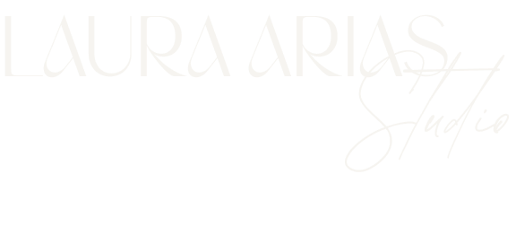 Logo letras Laura Arias Studio en blanco