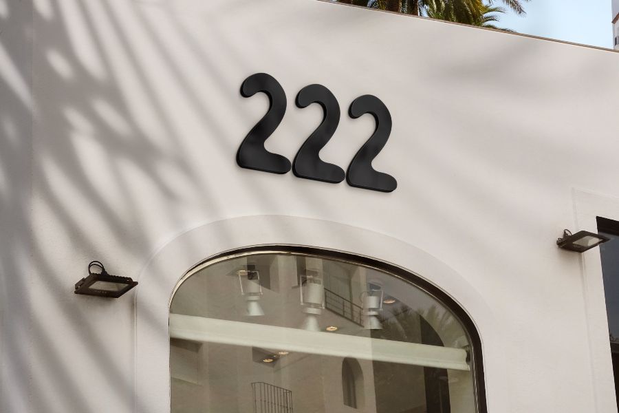 Número 222 en gran formato negro sobre la fachada blanca de un local, parte de la identidad visual de la marca Tranquilo.