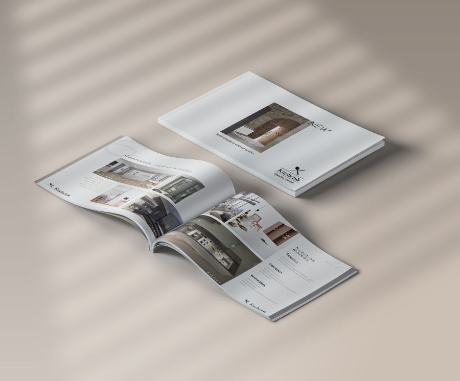 Revista de cocinas Kitchen in abierta y cerrada sobre fondo neutro, con diseño editorial limpio y organizado