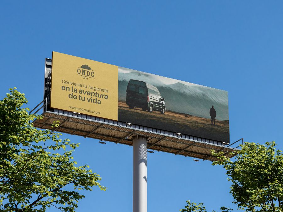 Valla publicitaria de ONDC Vans con mensaje de marca y fotografía de una furgoneta en un paisaje montañoso.