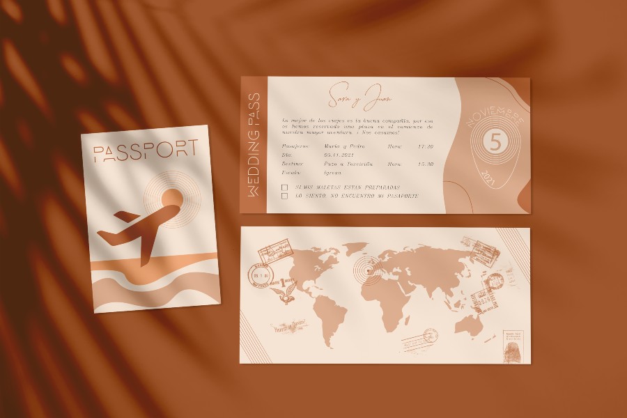 Diseño gráfico de invitación de boda con estética de viaje: incluye portada tipo pasaporte, tarjeta con datos del evento en forma de boarding pass y mapa mundi con sellos, en tonos tierra.